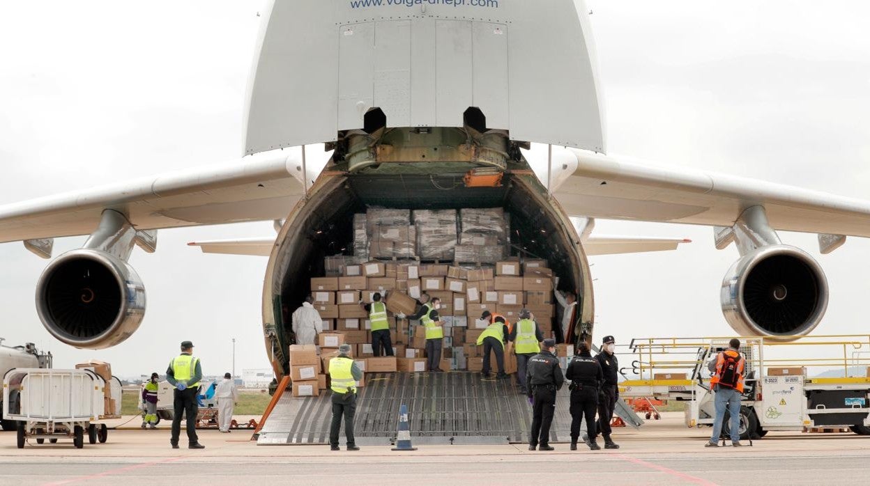 Imagen de la llegada de un avión con material sanitario de China al aeropuerto de Valencia en abril de 2020