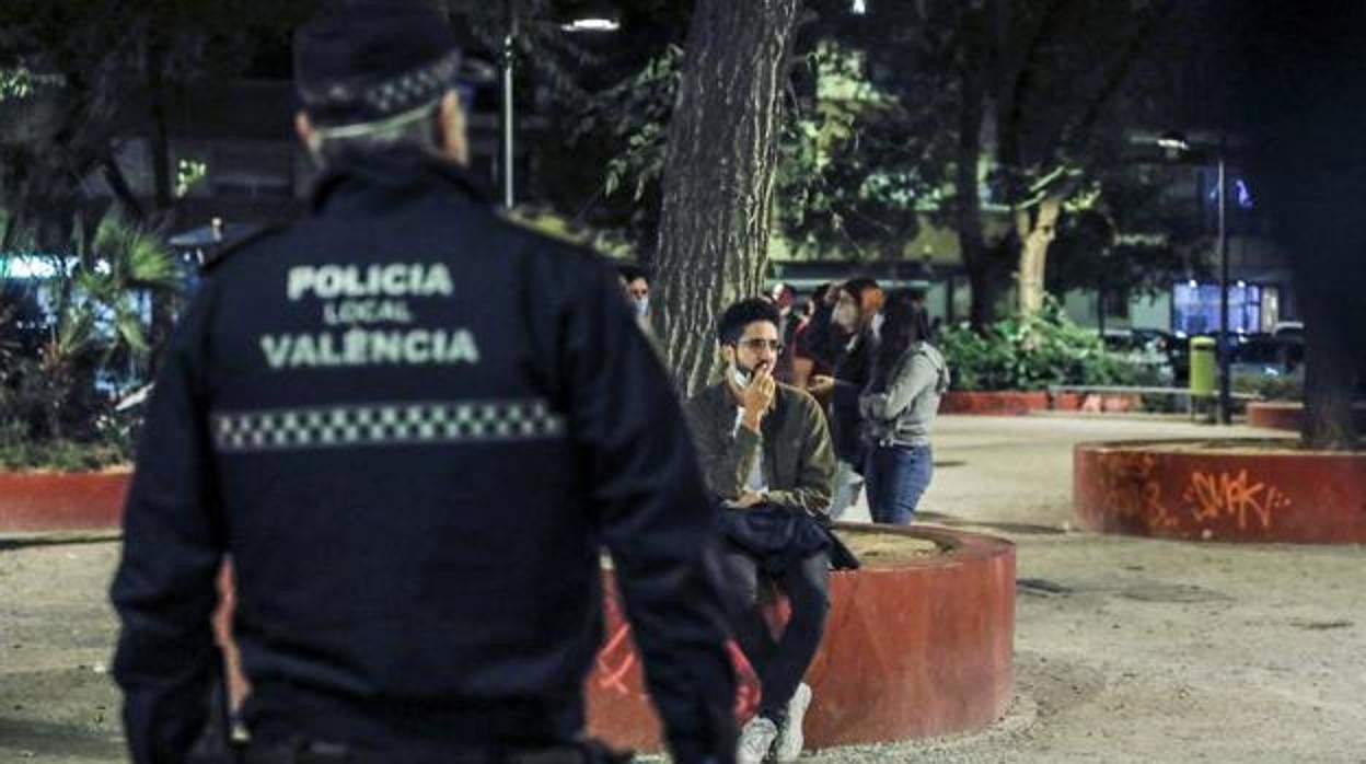 Imagen de archivo de un agente de la Policía Local en Valencia