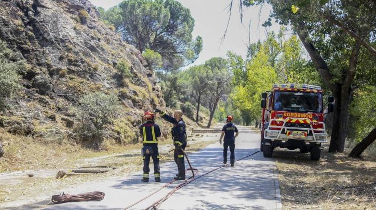 Varios bomberos, durante las labores de extinción del incendio del pantano de San Juan