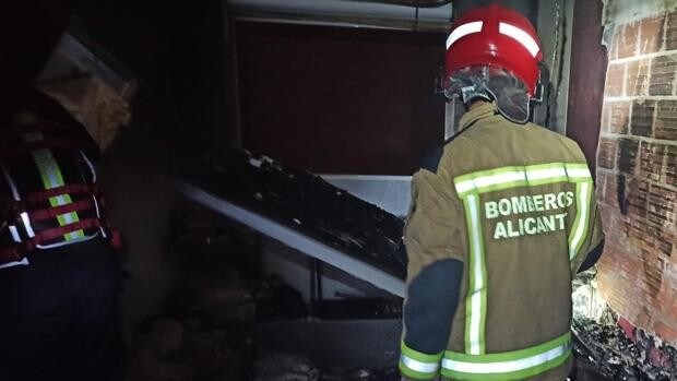 Cuatro heridos en Alicante por inhalación de humo tras el incendio de madrugada de un colchón y una cocina