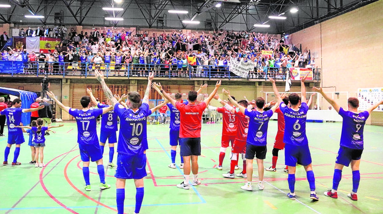 Los jugadores del Manzanares Quesos El Hidalgo celebran el ascenso a Primera División con la afición