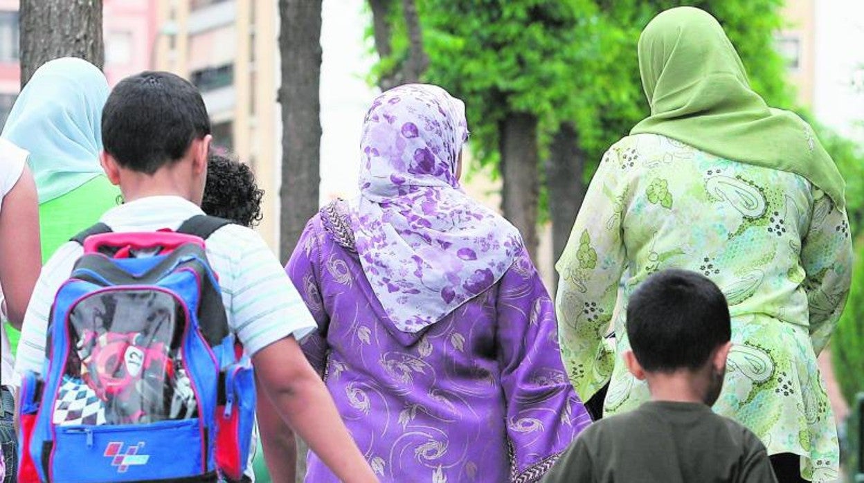 Mujeres ataviadas con velo paseando por Tarragona