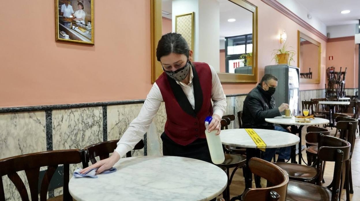 Trabajadora de la hostelería en un establecimiento de Valladolid.