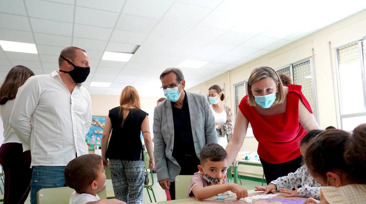 Isabel Blancovisita el programa Conciliamos que se desarrolla en el Colegio Cristóbal Colón