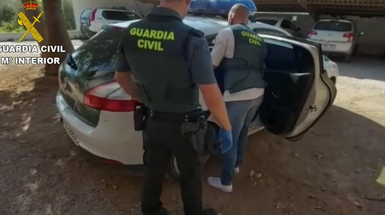 Imagen de la detención realizada por la Guardia Civil de Chiva (Valencia)