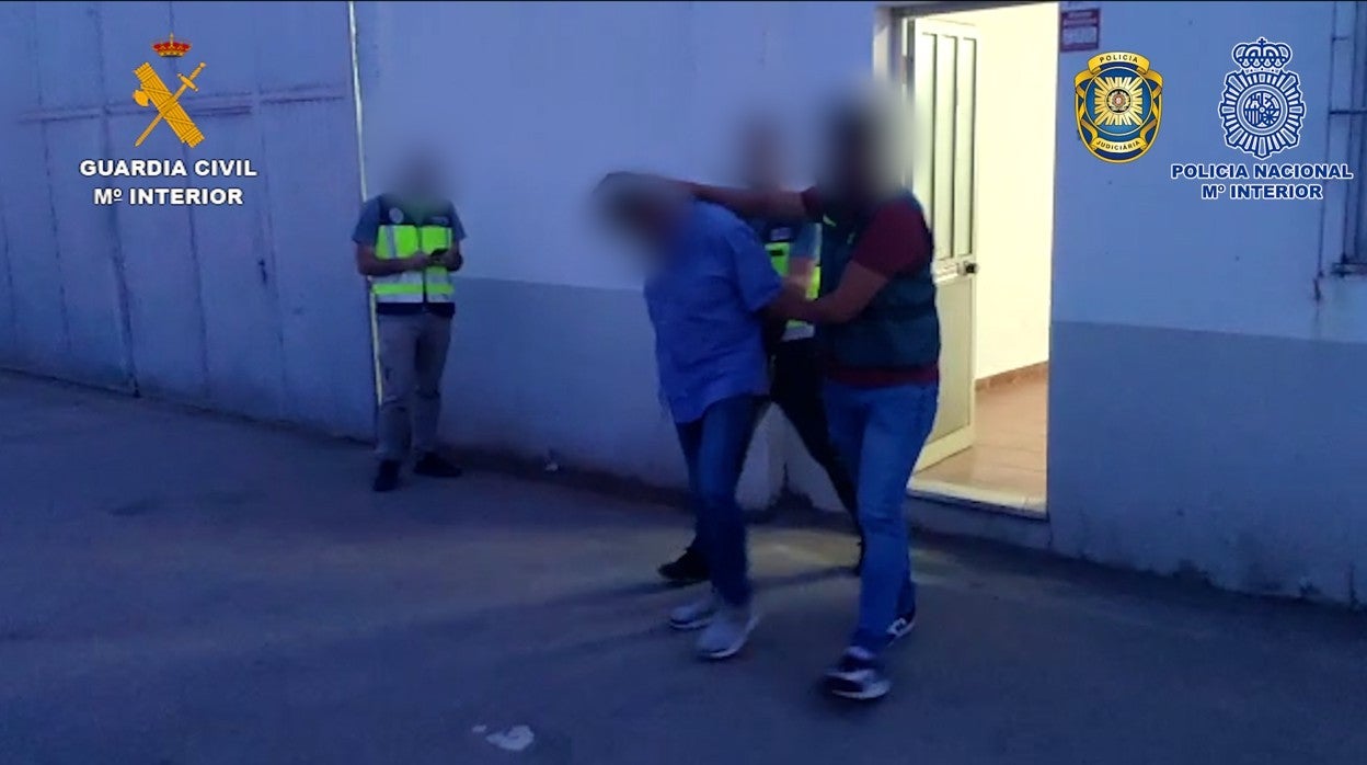 Momento de la detención de uno de los implicados