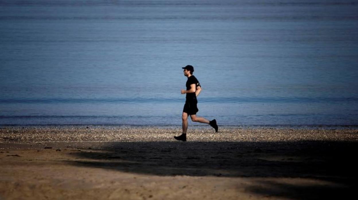 Un hombre corre este lunes por la playa de A Madalena, en el concello coruñés de Cabanas