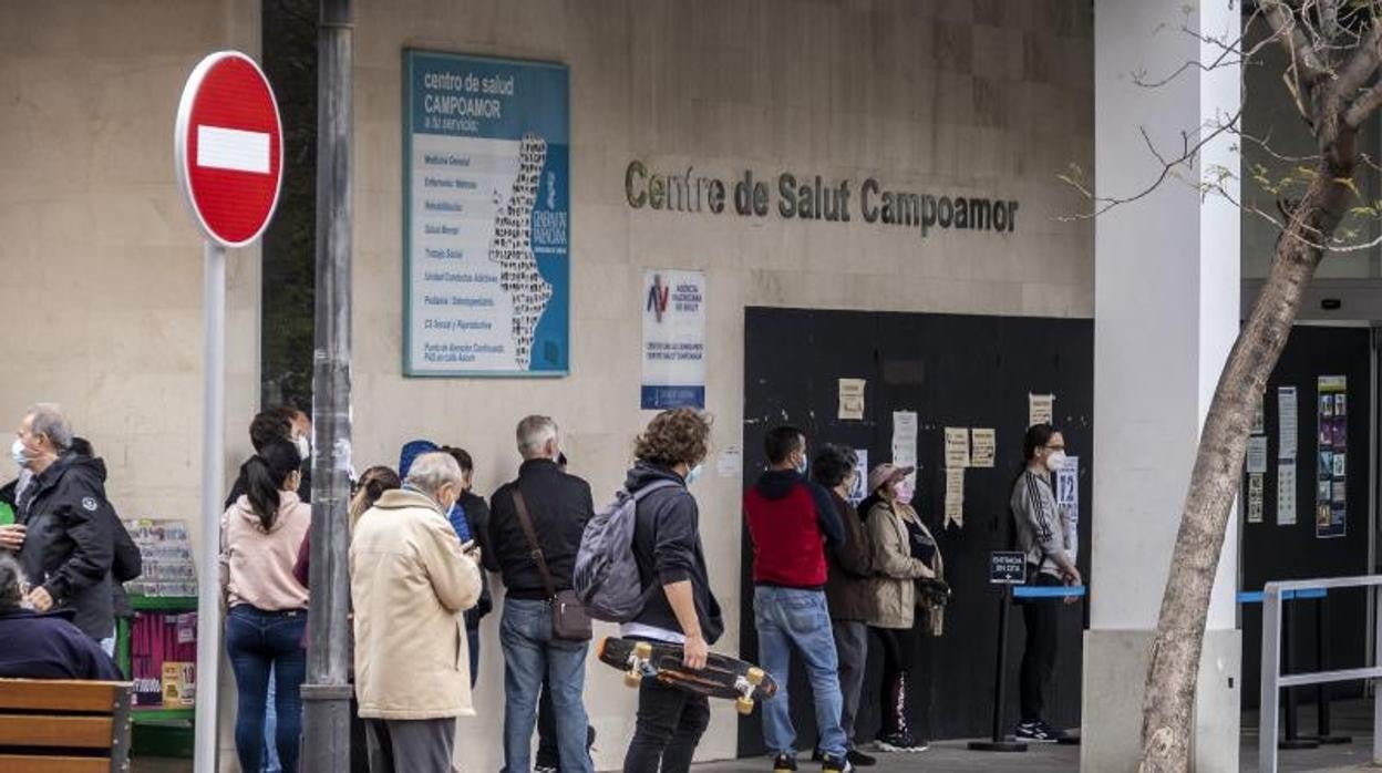 Colas en el Centro de Salud Campoamor de Alicante