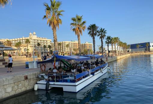 Imagen de turistas en el puerto de Alicante