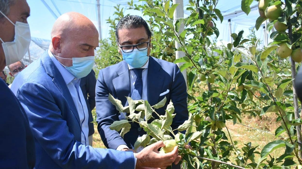 El consejero de Agricultura y Ganadería, en una visita a las instalaciones de la empresa leonesa