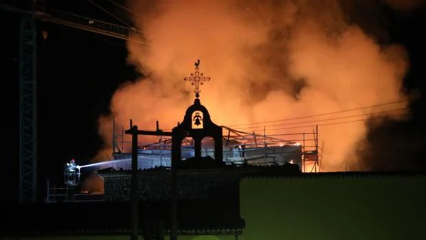 Un aparatoso incendio obliga a evacuar el Monasterio de Nuestra Señora de Alconada, en Ampudia (Palencia)