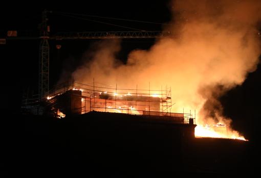 Un aparatoso incendio obliga a evacuar el Monasterio de Nuestra Señora de Alconada, en Ampudia (Palencia)