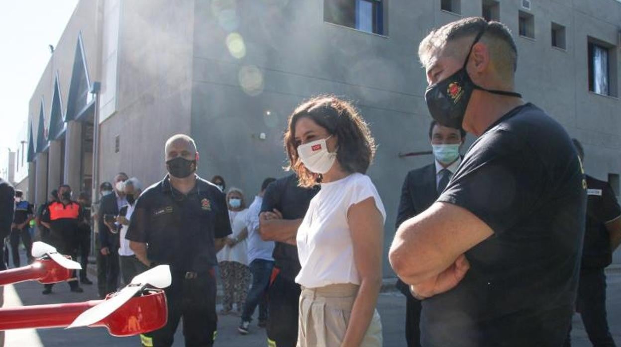 Isabel Díaz Ayuso, durante su visita a los bomberos en San Martín de Valdeiglesias