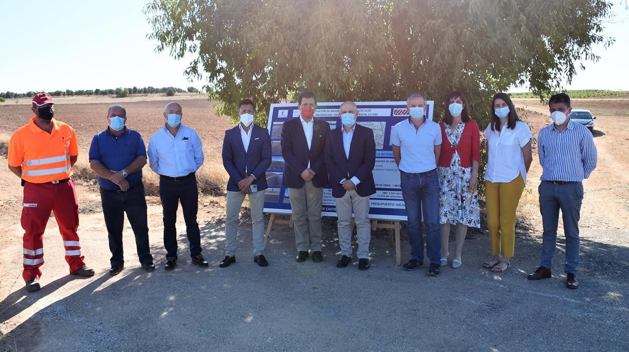 El director general de Carreteras, David Merino,, acompañado del alcalde de Madridejos, José Antonio Contreras; el delegado de la Junta en Toledo, Javier Úbeda; y el delegado de Fomento en la provincia, Jorge Moreno