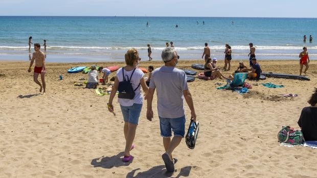 Plantar la sombrilla en la playa antes de las nueve de la mañana puede costar hasta 750 euros en Oropesa