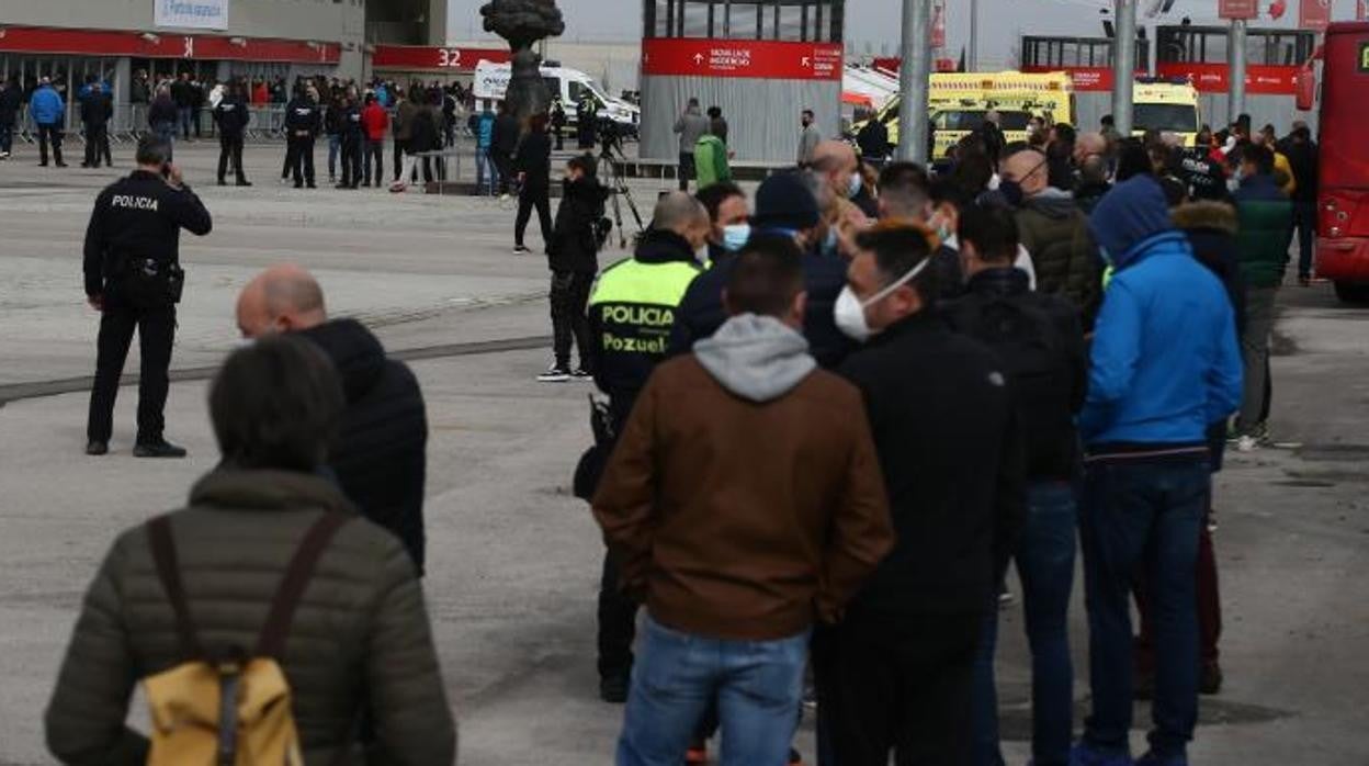 Cientos de ciudadanos hacen cola en el Wanda Metropolitano para recibir la vacuna