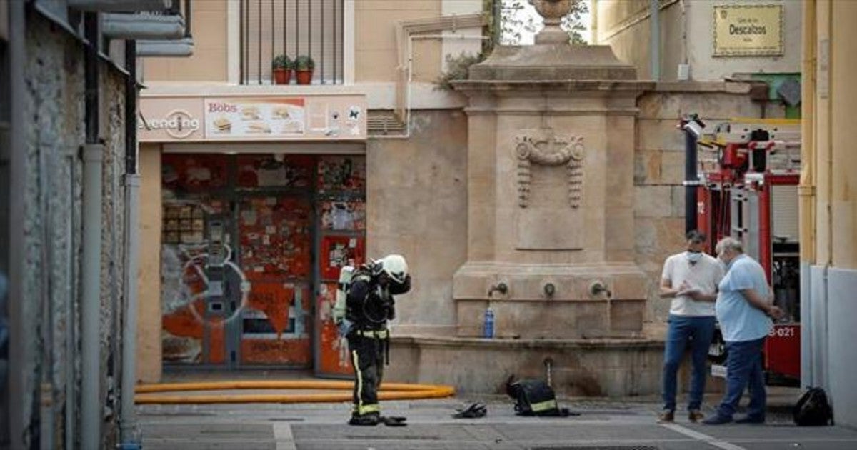 Los bomberos tuvieron que actuar en la pensión Eslava donde falleció una persona y otras 6 resultaron afectadas por el humo.