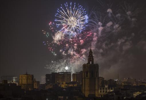 Imagen de archivo de un castillo de fuegos artificales en Valencia