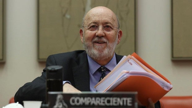 Un juez ve indicios de malversación en las encuestas de Tezanos en el CIS