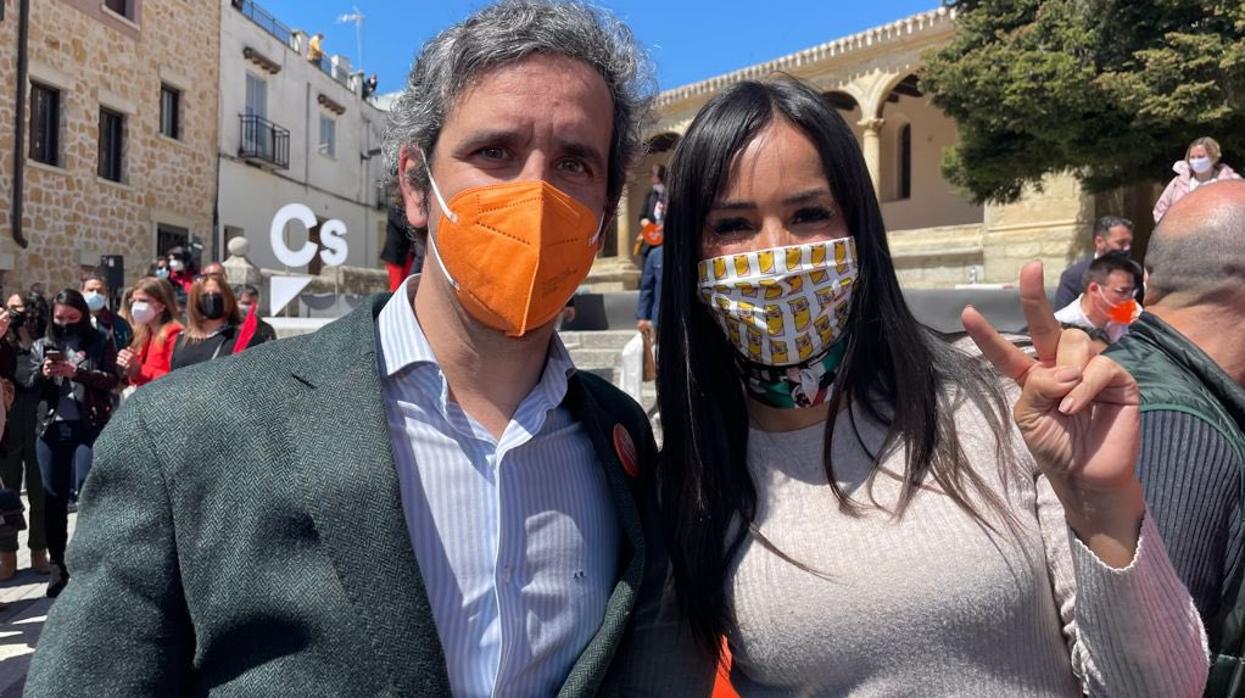 Aitor Retolaza, edil de Alcobendas, con Begoña Villacís