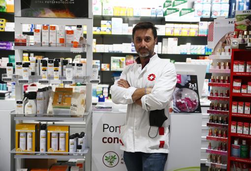 José dueño de la farmacia ' Villaverde Los Rosales'