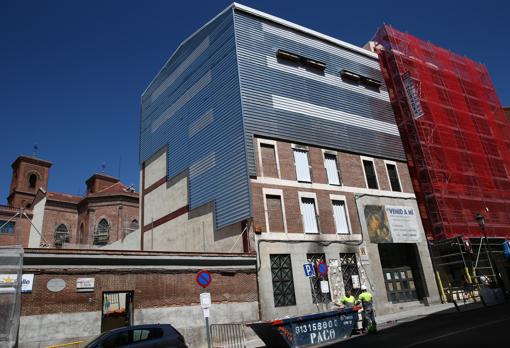 La fachada del eficio, cubierta con placas de aluminio