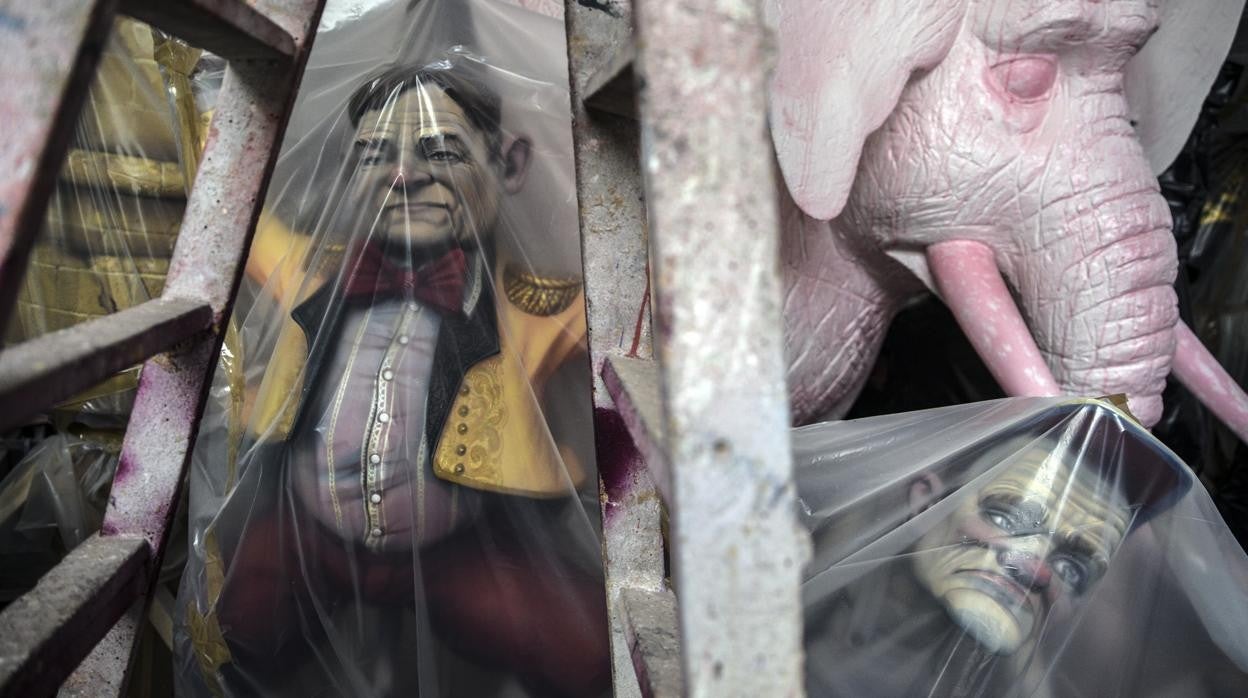 Imagen de los ninots almacenados en el taller del artista Manuel Algarra