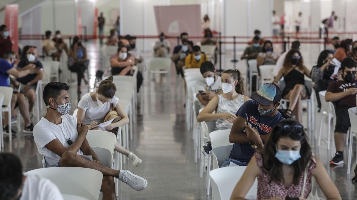 Imagen de la vacunación de los veinteañeros en la Ciudad de las Artes y las Ciencias de Valencia