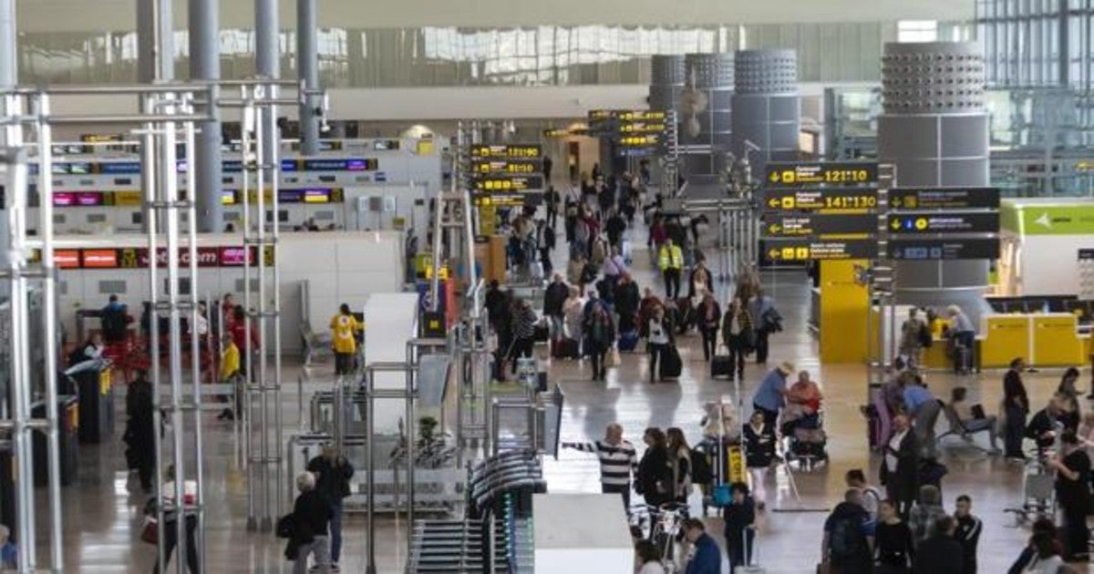 Interior del Aeropuerto Alicante-Elche Miguel Hernández