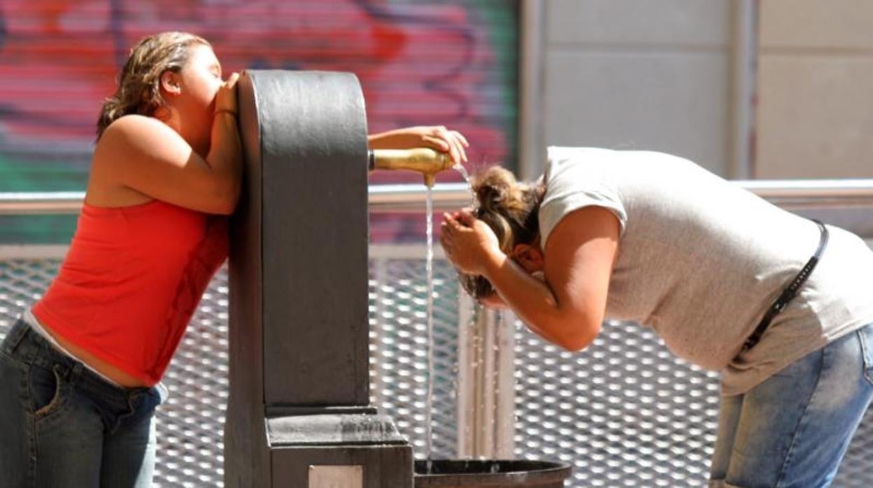 Dos personas refrescándose ante las altas temperaturas