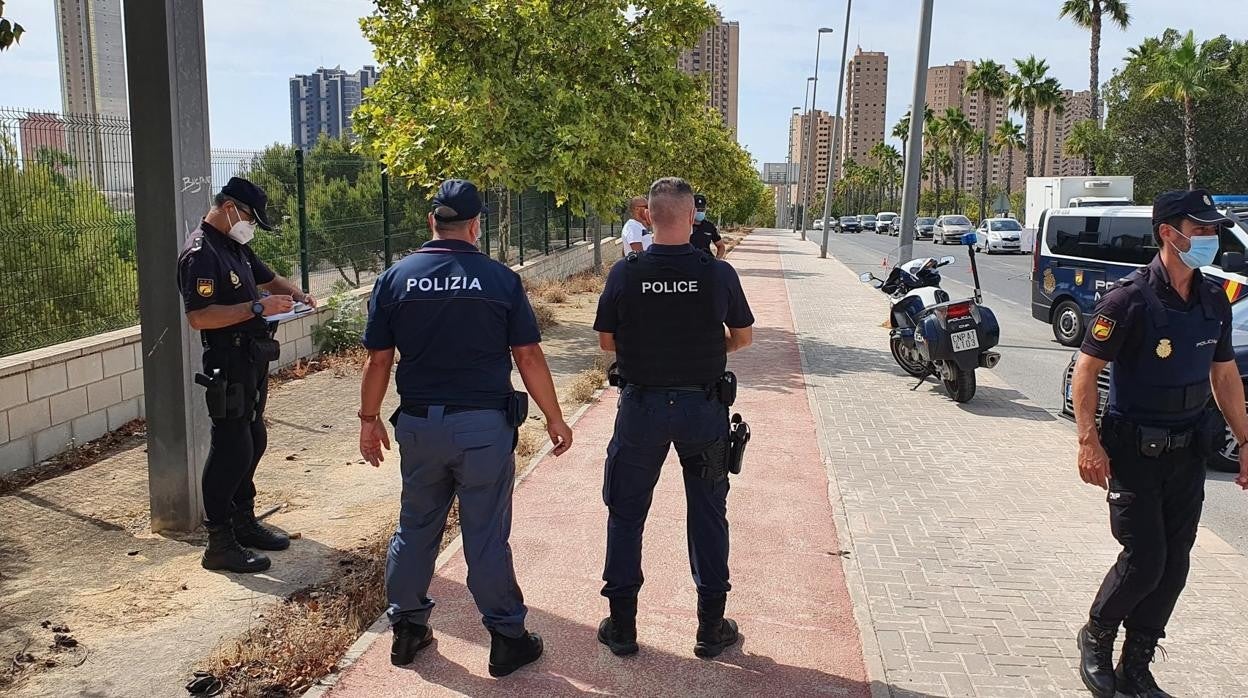 Agentes italianos, franceses y españoles, en las calles de Benidorm