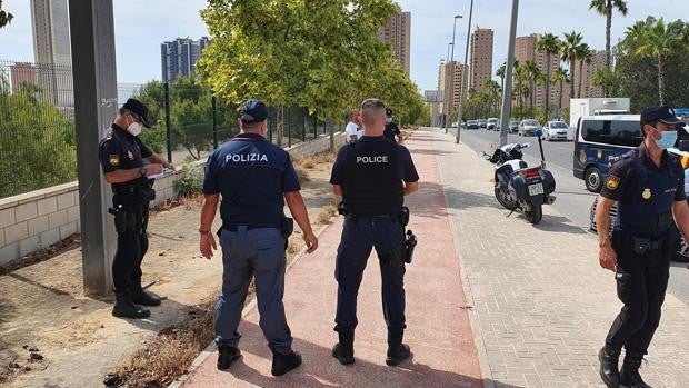 Policías de Francia e Italia patrullan las calles de Benidorm durante el mes de agosto