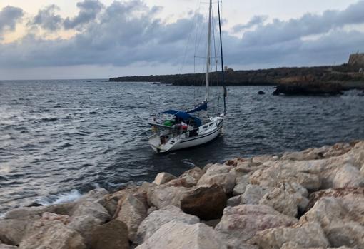 El velero junto a las rocas de la escollera, donde ha tenido que ser remolcado