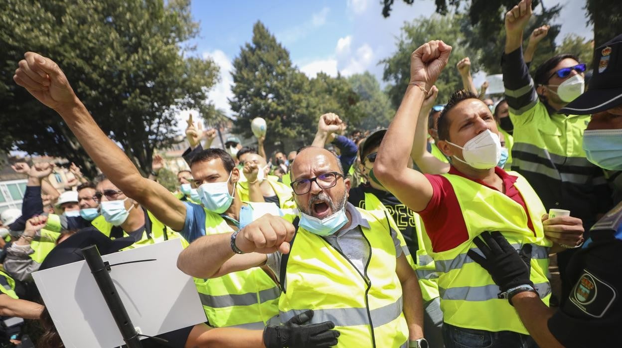 Lores se revuelve contra el PP después de sufrir el boicot de los trabajadores de Ence