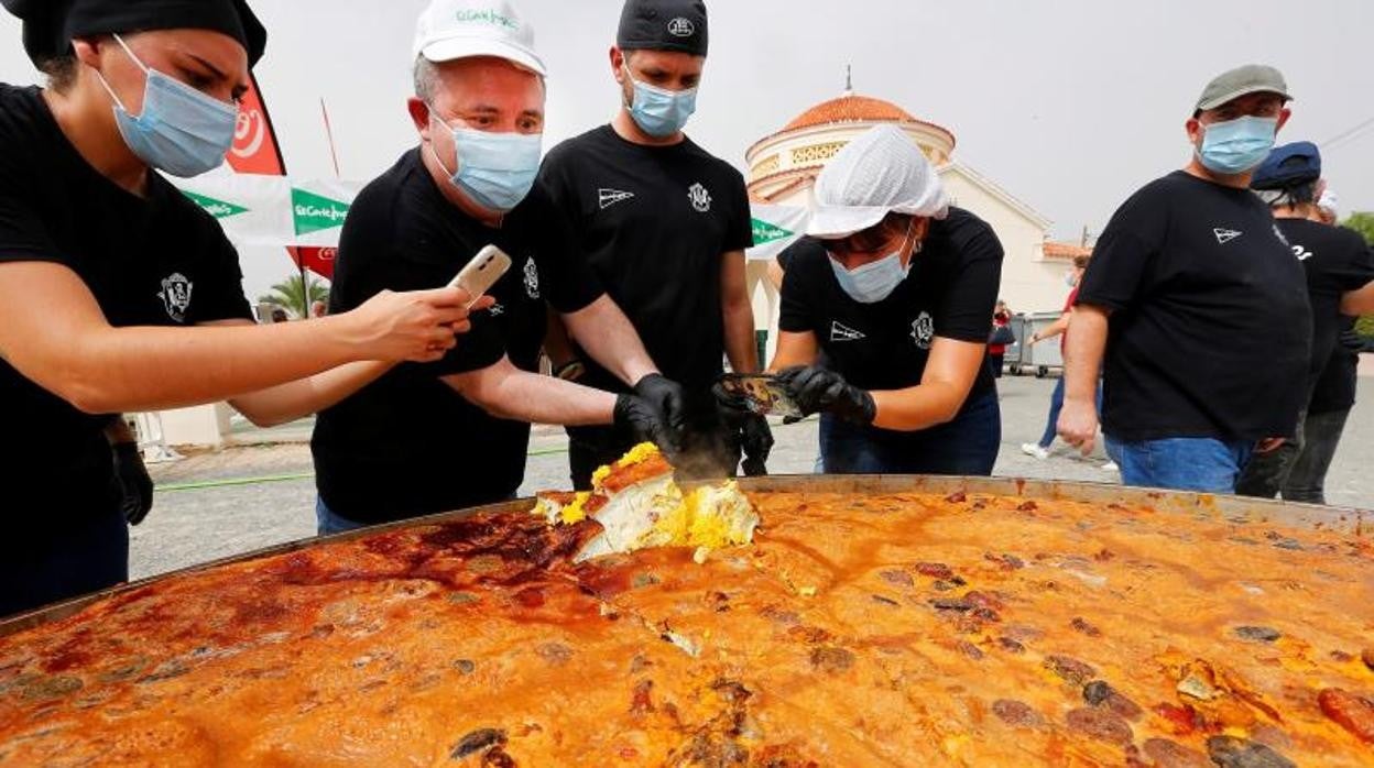 Imagen del arroz con costra más grande del mundo, elaborado hoy en Elche como cada 10 de agosto