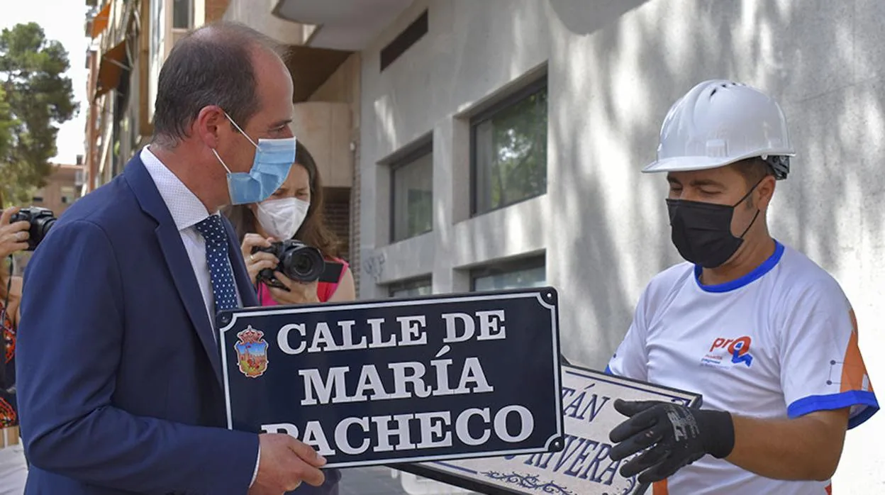 El alcalde de Guadalajara hace entrega de una de las placas que sustituyen a la de Primo de Rivera