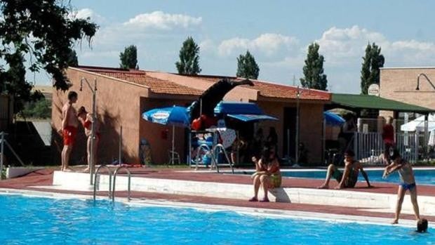 Una mujer, hospitalizada tras sufrir un ahogamiento en la piscina municipal de Azuqueca