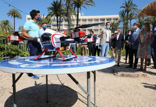Presentación de los drones utilizados para prevenir ahogamientos en las playas de diez destinos turísticos alicantinos