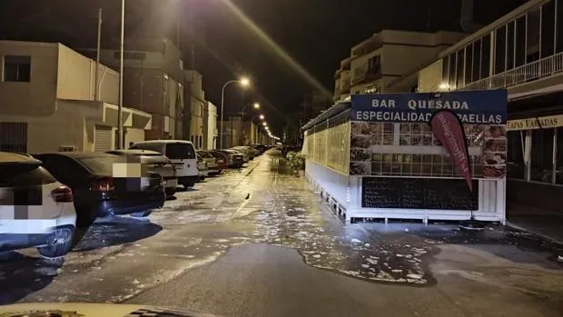 Un «meteotsunami» provoca una subida excepcional de la marea y el agua llega a las calles en Santa Pola