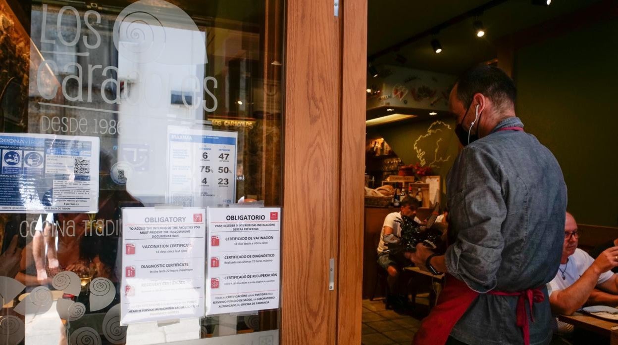 Local de hostelería de Santiago, con los carteles que informan del pasaporte Covid