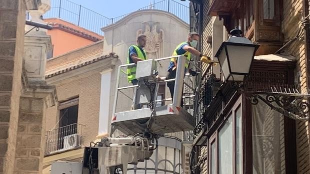 Instalan 'elementos pasivos' en la calle Hombre de Palo para evitar la suciedad generada por las palomas