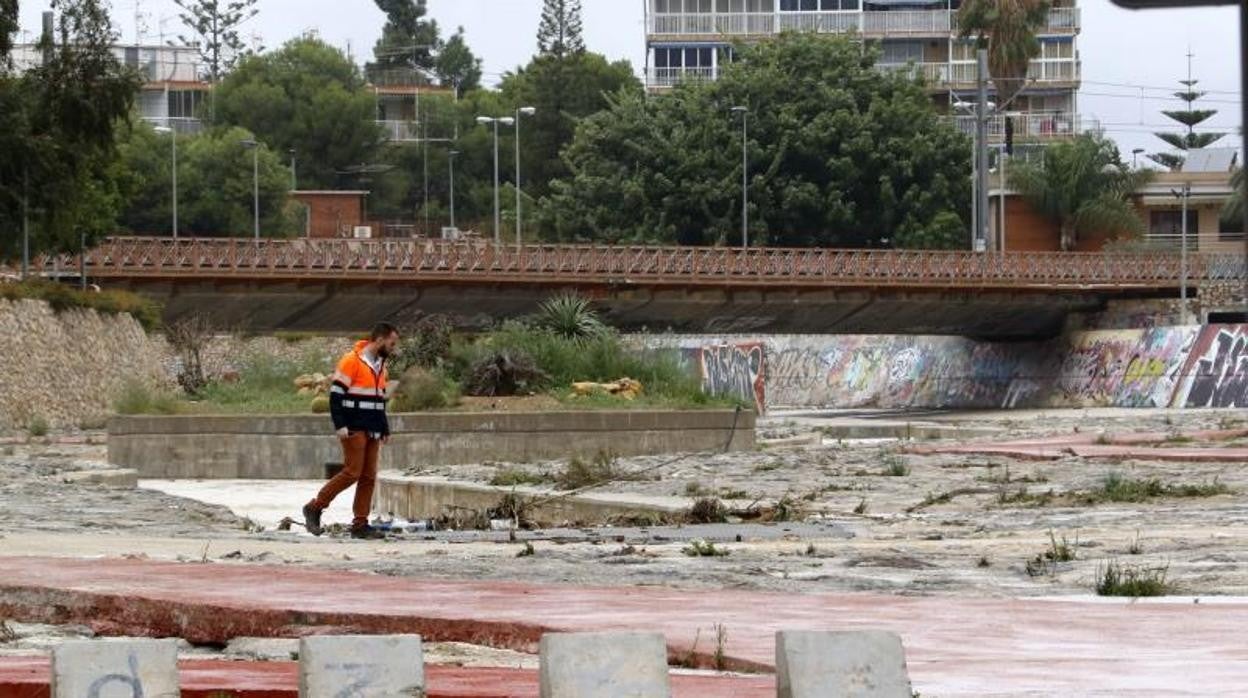 Pasarela actual de acceso a la playa de la Albufereta