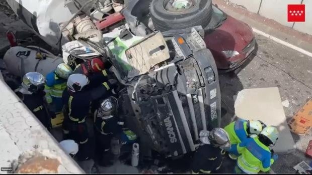 Milagroso rescate en Rivas: dos ancianos sobreviven tras caer una hormigonera sobre su coche