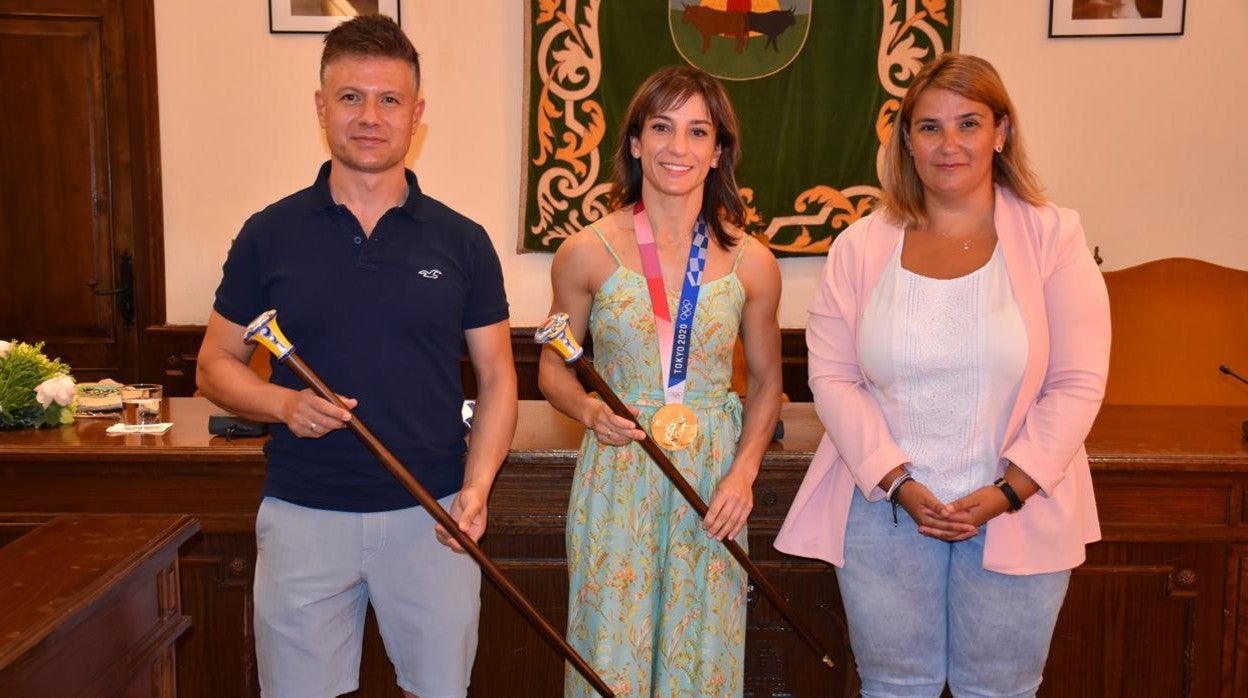 Sandra Sánchez, con su entrenador y marido, Jesús del Moral, y la alcaldesa, Tita García Élez