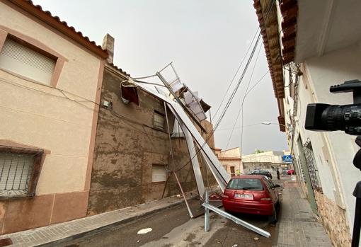 En algunos tejados se desprendieron tejas y barandillas