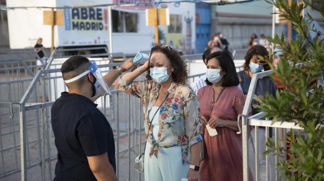 Control de temperatura a la entrada de un concierto en Madrid