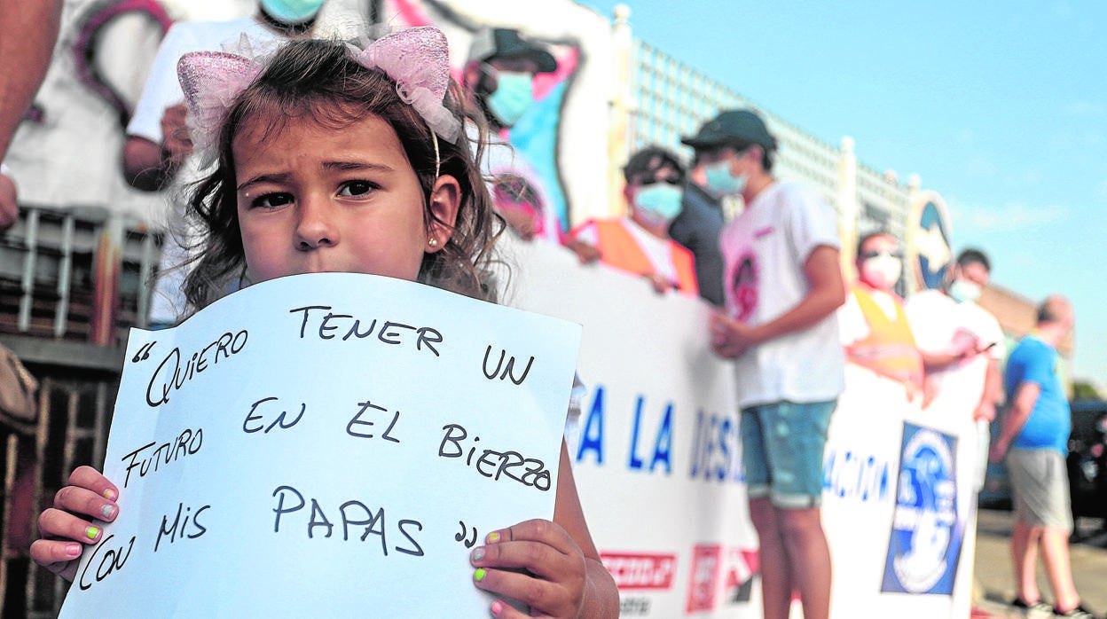 Familiares de los trabajadores, a las puertas de la reunión en León