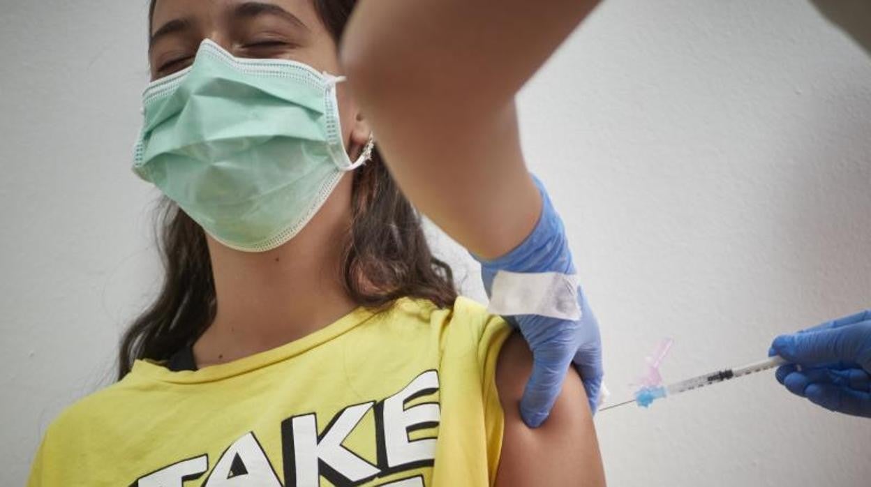 Una adolescente recibe la vacuna frente al Covid, en una imagen de archivo