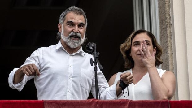 Cuixart, en el pregón de las Fiestas de Gràcia junto a Colau: «No renunciemos nunca a volverlo a hacer»
