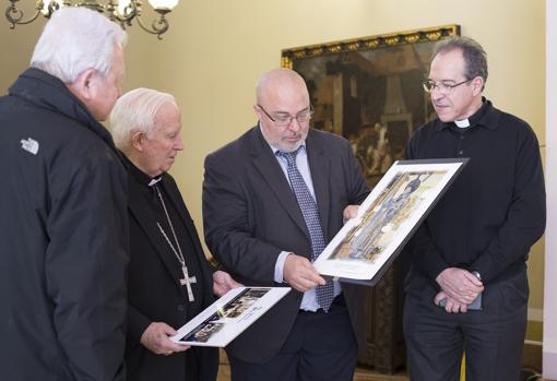 El fotógrafo junto al cardenal Antonio Cañizares y otros representantes del Arzobispado